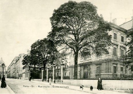 Imagen secundaria 1 - Arriba, castillo de Simancas, donde Lande fue a investigar; la Escuela Normal Superior de Paris y portada de su famoso libro.