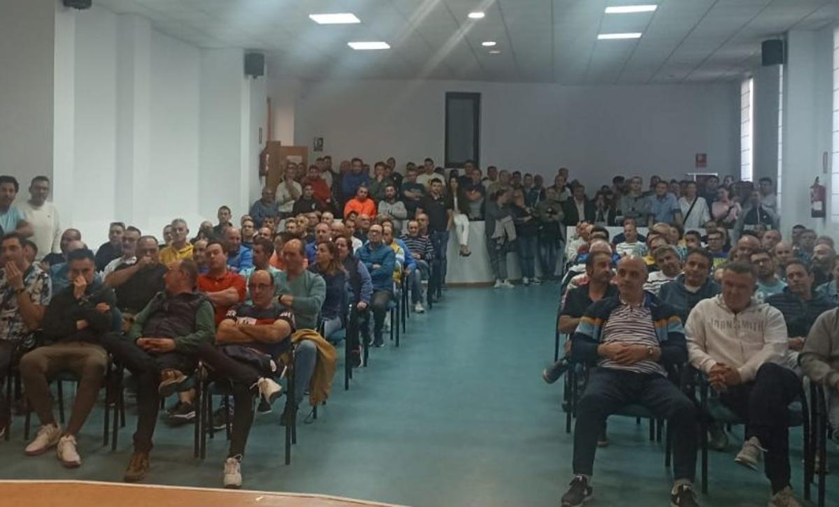 Asamblea de trabajadores celebrada en Íscar.