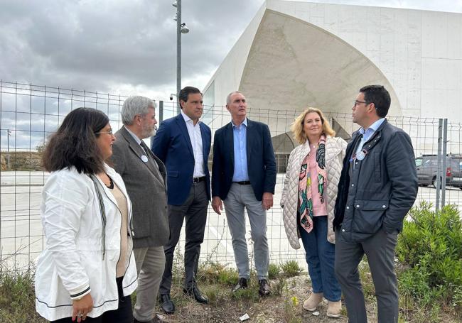 El equipo de campaña del PP, con José Mazarías en el centro, junto al CIDE.