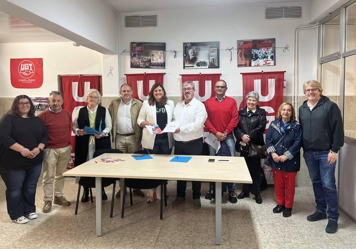 La candidata del PSOE, con representantes de UGT.