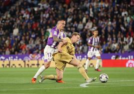 Roque Mesa presiona a Frenkie De Jong.