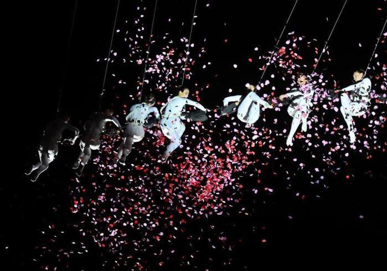 Las bailarianas de Aerial Strada, en un momento de 'Sylphes', en la Plaza Mayor de Valladolid.