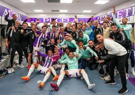 El Real Valladolid posa eufórico en el vestuario tras vencer al Barça.