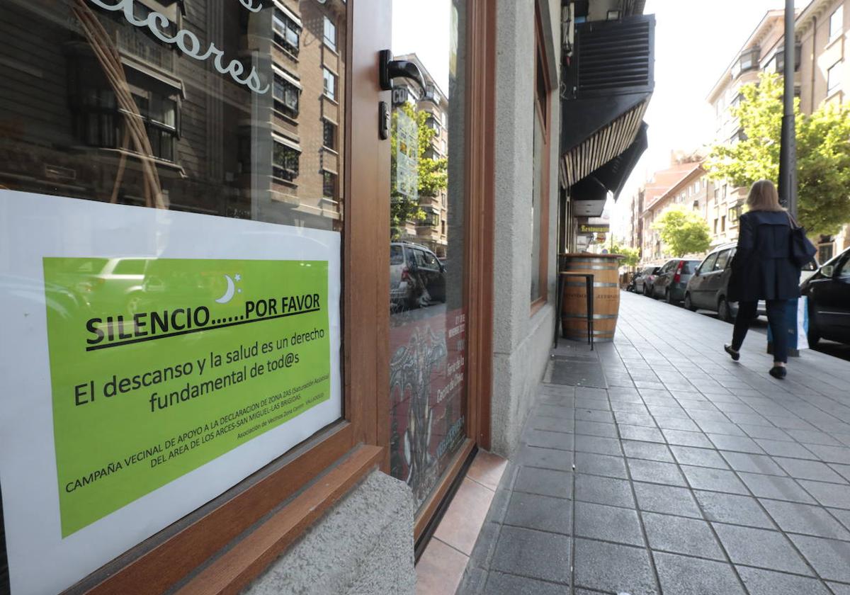 Un cartel que ruega silencio en la calle Doctor Cazalla, una de las vías donde entrará en vigor la ZAS.