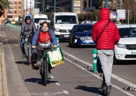 Coches, bicis y patinentes, en Valladolid.