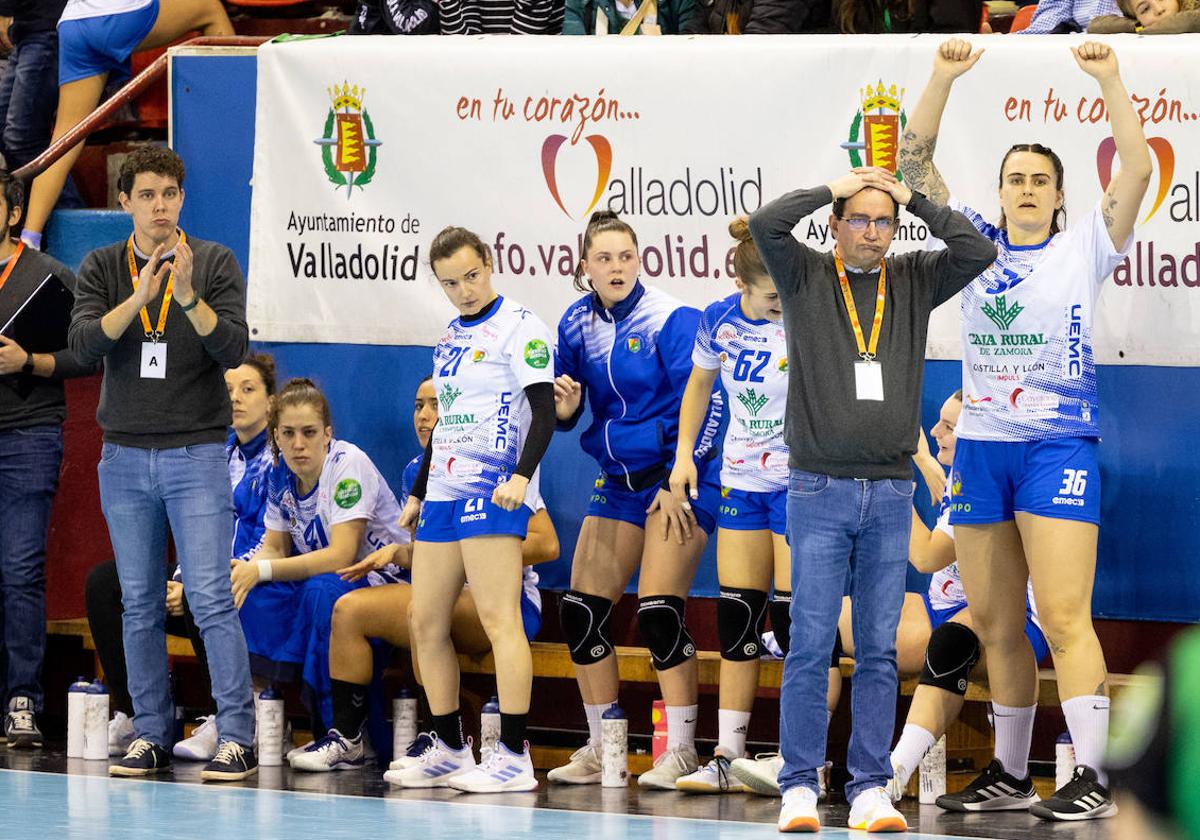 El banquillo del Aula durante un partido de la temporada.