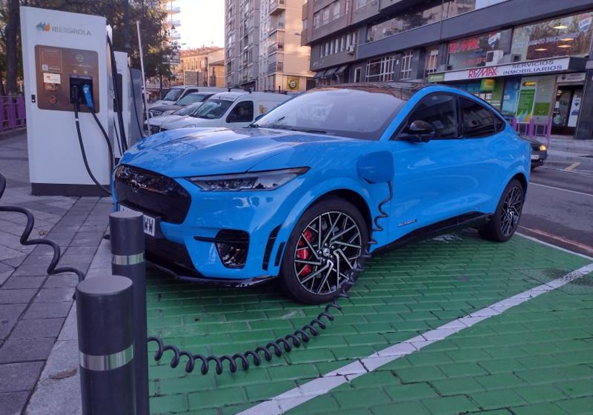 Un Ford Mustang eléctrico en el punto de recarga de la Plaza de Poniente, en Valladolid.