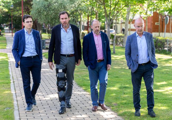 Pedro Herrero, Óscar Puente, Juan Carlos Hernández y Martín Fernández Antolín, tras la presentación del plan de viviendas públicas para los terrenos de la carretera de Rueda.