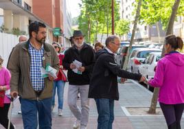 Miembros de Valladolid Toma La Palabra hacen campaña en Villa del Prado.