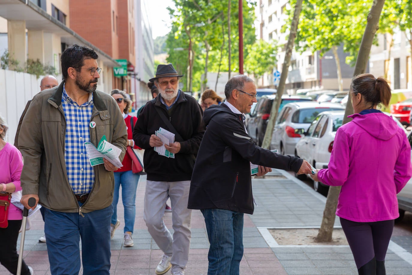 Miembros de Valladolid Toma La Palabra hacen campaña en Villa del Prado.