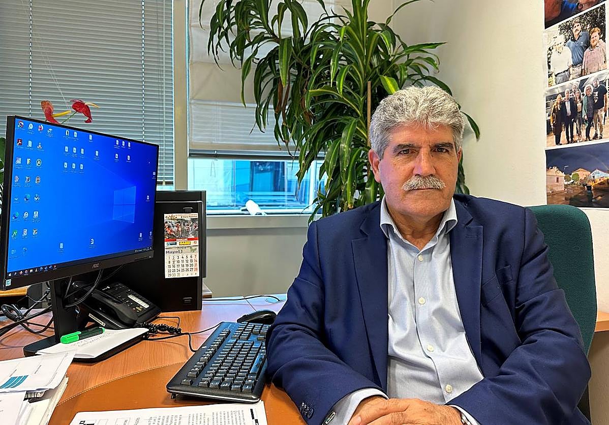 Arturo J. Pinto en su despacho, en su último día de trabajo