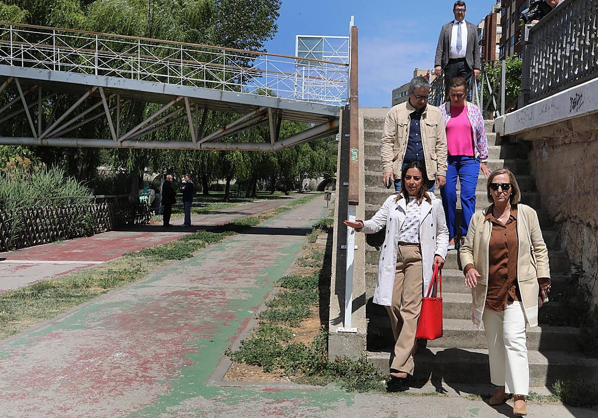 La presidenta de la CHD baja con la candidata Miriam Andrés, y detrás la delegada del Gobierno.