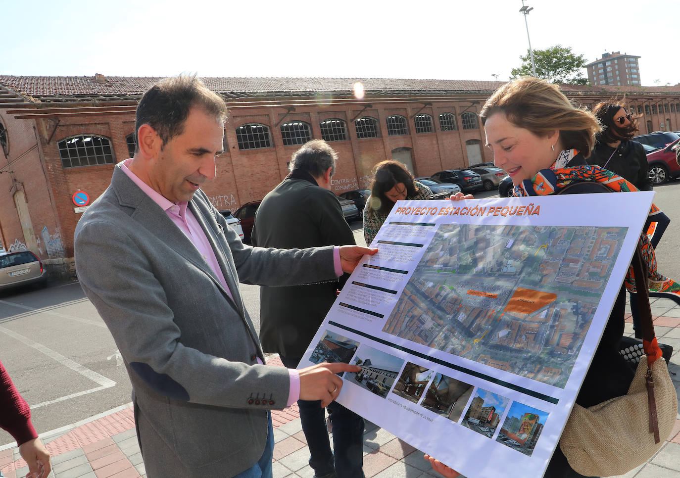 El candidato de Ciudadanos, Mario Simón, muestra la recreación del proyecto.