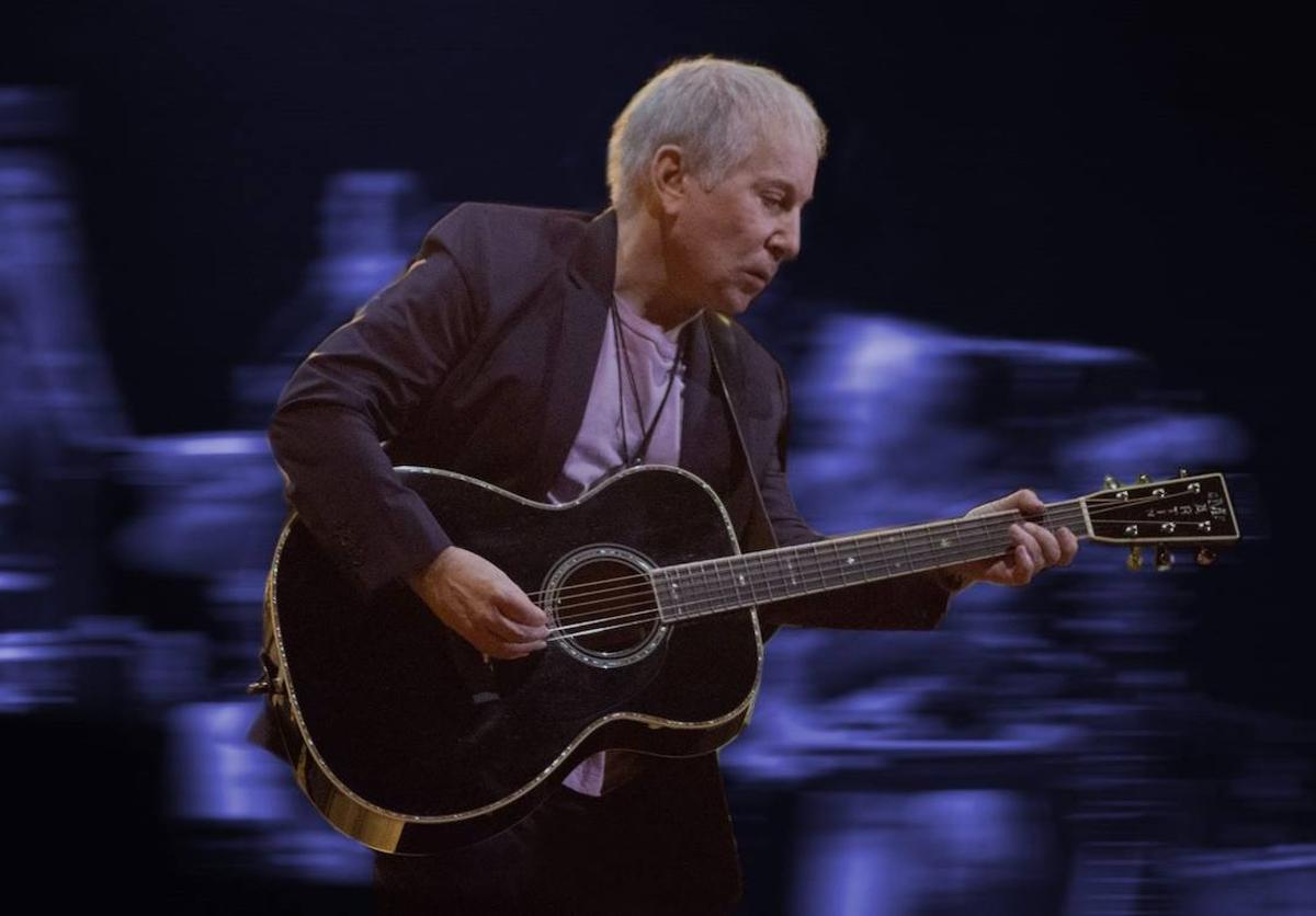 Paul Simon, con su guitarra.