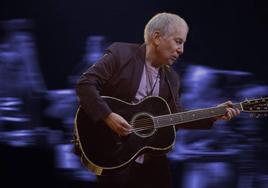 Paul Simon, con su guitarra.