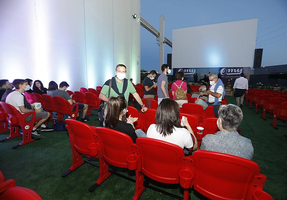 Instalaciones del cine al aire libre OMY.