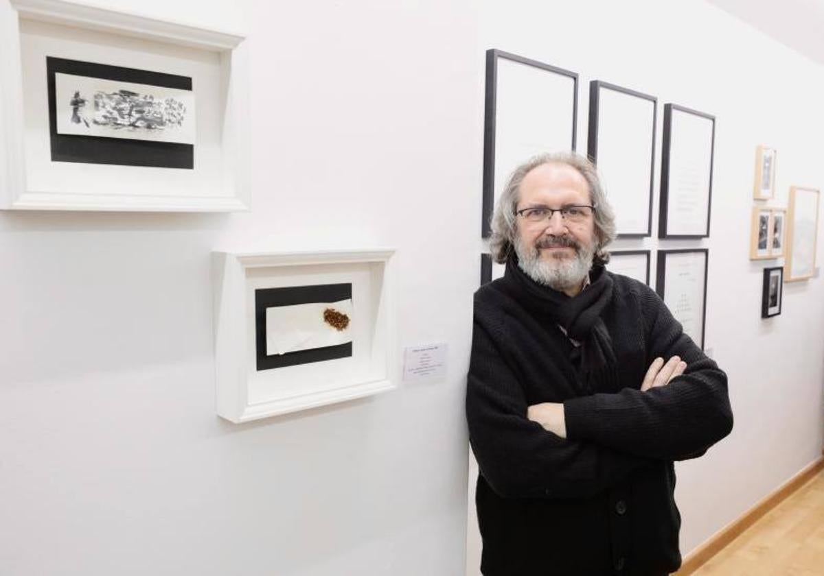 Javier Dámaso, junto a su obra en la galería Espacio abierto.