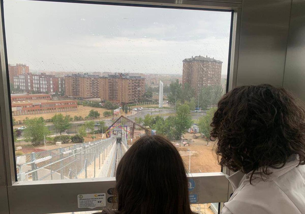 Cinco atrapados durante casi una hora en el nuevo ascensor de Parquesol