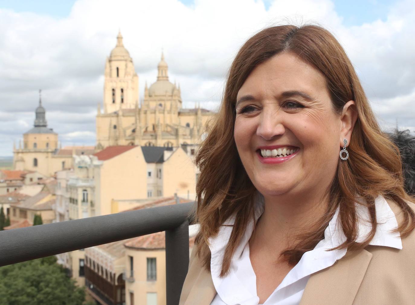 Clara Martín, con la catedral al fondo.