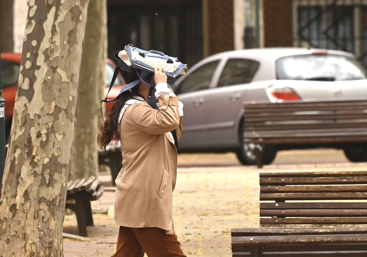 Una mujer se protege de la lluvia el jueves en Valladlid.