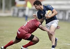 Lainz recibe el placaje de un rival en el partido de cuartos ante Ordizia.