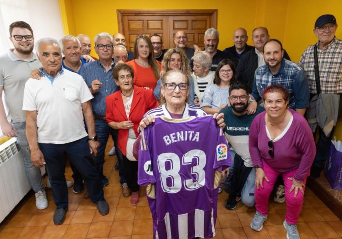 Benita Monzón, este viernes, con una camiseta conmemorativa.