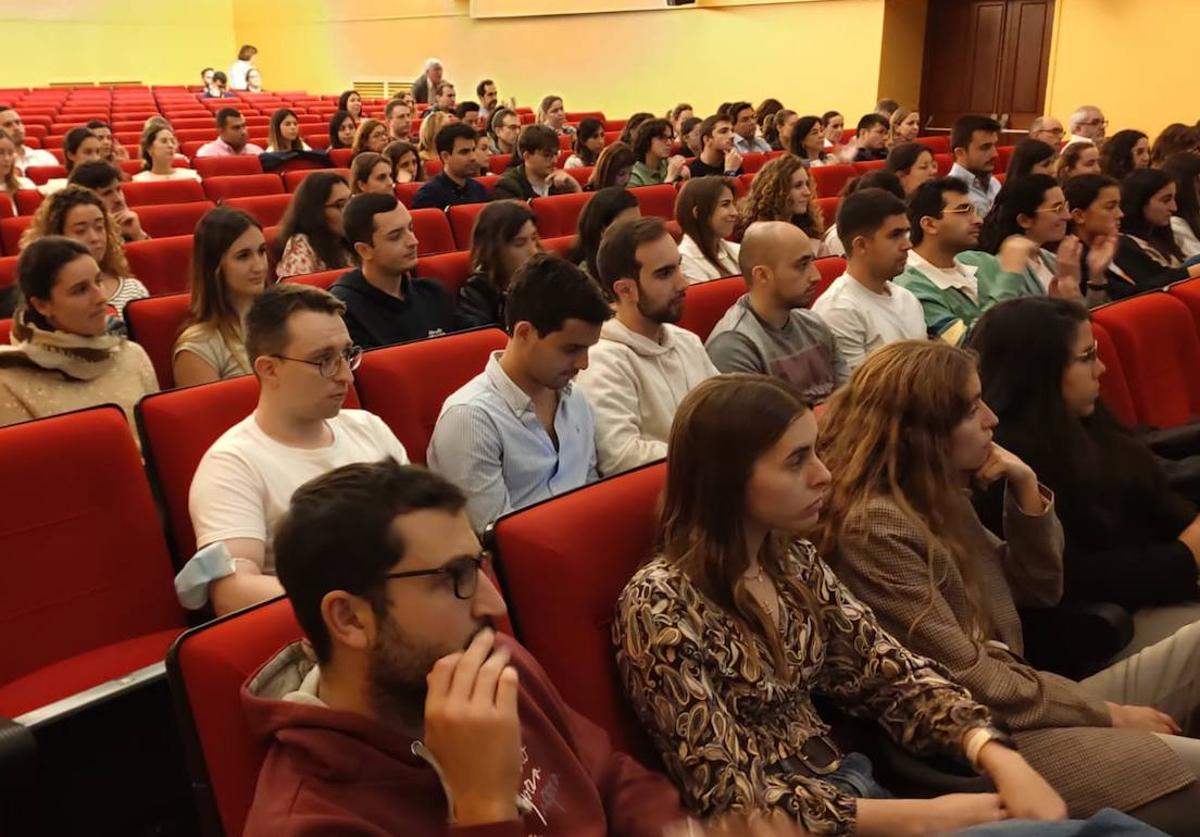 Nuevos graduados en el acto de bienvenida a la especialización en el Clínico de Valladolid.