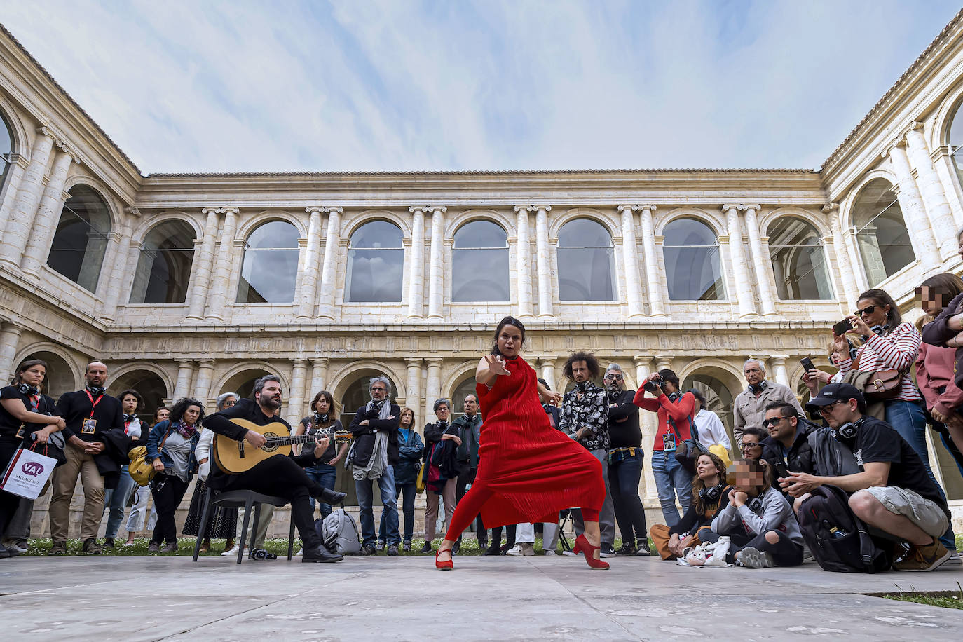 La bailaora María Moreno actúa durante la «performance» flamenca 'Verso Libre' en el Museo del Patio Herreriano