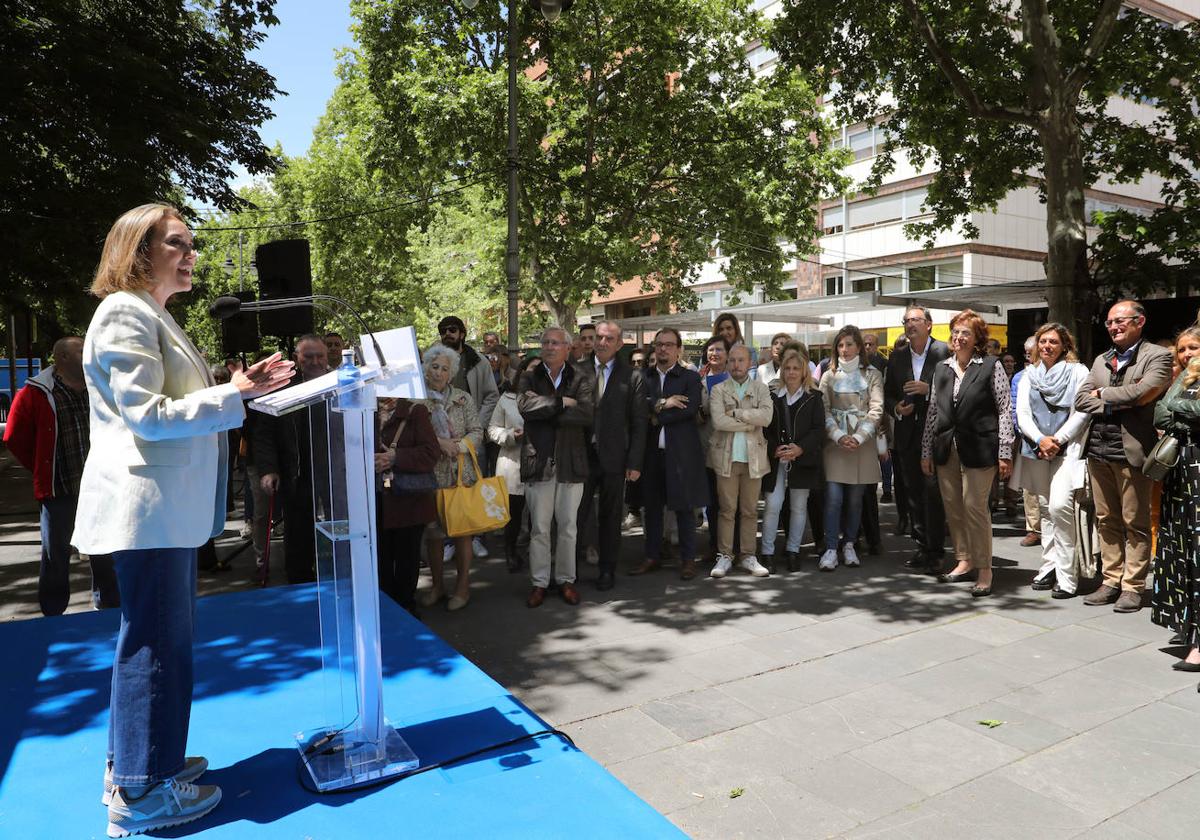 Cuca Gamarra se dirige a los candidatos, cargos del PP y simpatizantes, este viernes en el Salón.