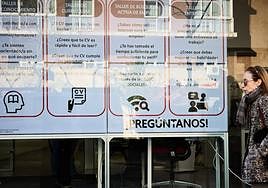 Una mujer pasa por delante de una oficina de empleo, en una imagen de archivo.