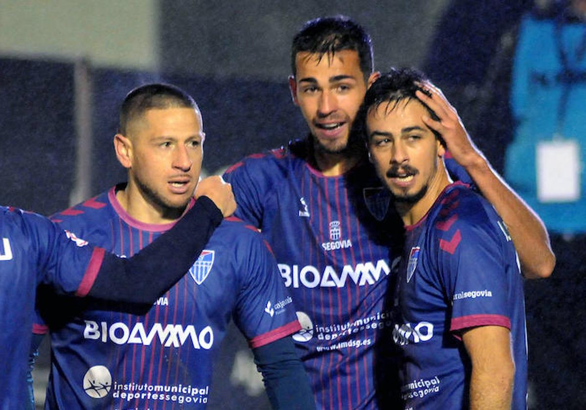 Acuña y Diego Gómez, junto a Javi Borrego, durante un partido de esta temporada.