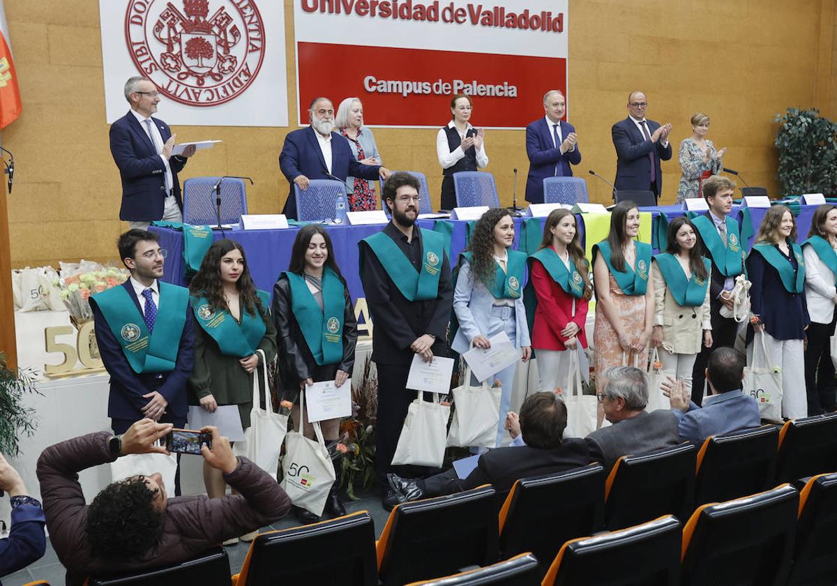 Los premiados y egresados, con sus bandas, aplaudidos por el rector y miembros de la comunidad universitaria.