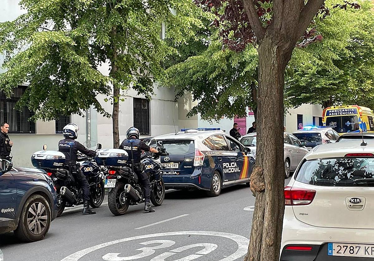 Presencia policial en el instituto La Merced, este jueves.