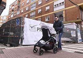 Un hombre impulsa un carrito de bebé por Valladolid en una imagen de archivo.