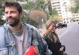 Gerard Piqué y Clara Chía pasean por las calles de Barcelona.
