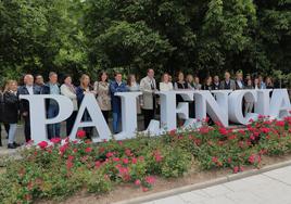 Cuca Gamarra posa con los candidatos palentinos del PP en el Salón, junto a las nuevas letras con el nombre de Palencia.