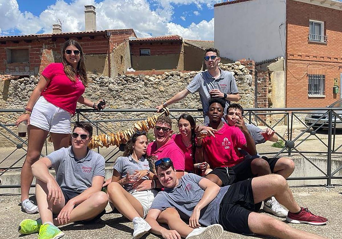 Quintos de 2022 en la tradicional pedida de rosquillas de las Pascuas de Torrelobatón