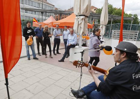 Imagen secundaria 1 - Celebraciones de fin de campaña de Vox, Ciudadanos e Izquierda Unida.