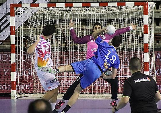 Álvaro Martínez dispara a portería frente al Ademar León.