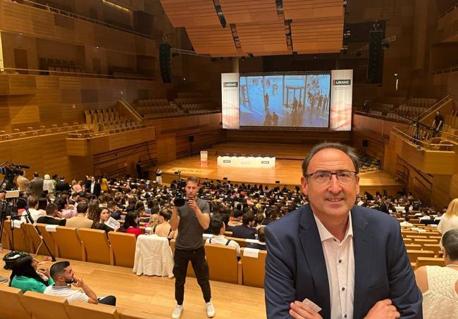 Alfonso Polanco, candidato del PP, en la graduación de su hijo mayor.