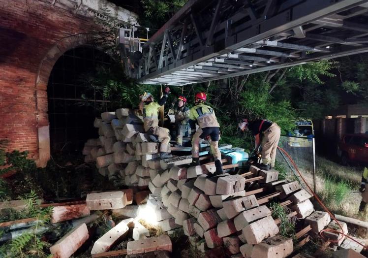 Imagen principal - Rescatan a un joven atrapado al intentar recuperar un móvil entre las traviesas del tren en Valladolid