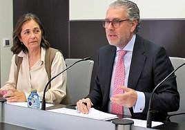 Andrés Ortega, presidente de la Fes, interviene en la asamblea ante la mirada de Beatriz Escudero, secretaria general de la federación.