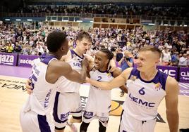 Los jugadores blanquivioletas celebran su segunda victoria en el 'play-off'.