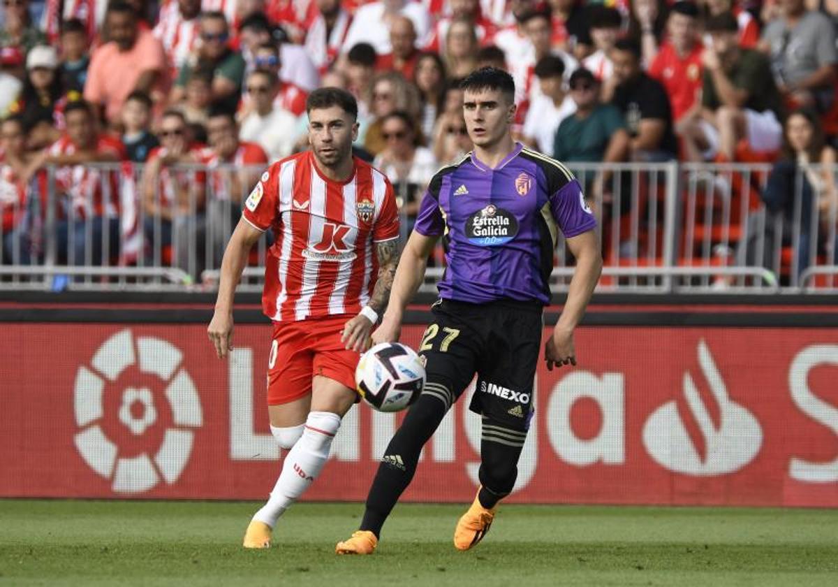 Fresneda (derecha) pugna por la pelota con Embarba durante el Almería-Real Valladolid de este domingo.