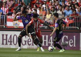 Plano controla el balón ante un rival y Plata.