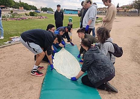 Imagen secundaria 1 - Arriba, el astronauta en la estratosfera; abajo, alumnos y profesores en momentos previos al despegue del globo sonda.