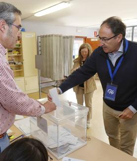 Imagen secundaria 2 - Miriam Andrés, Ángeles Armisén y Alfonso Polanco votan esta mañana en Palencia. 