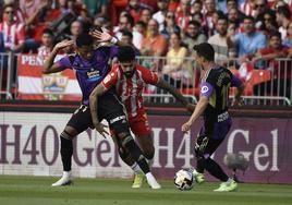 Gonzalo Plata y Óscar Plano se llevan un balón ante el Almería.