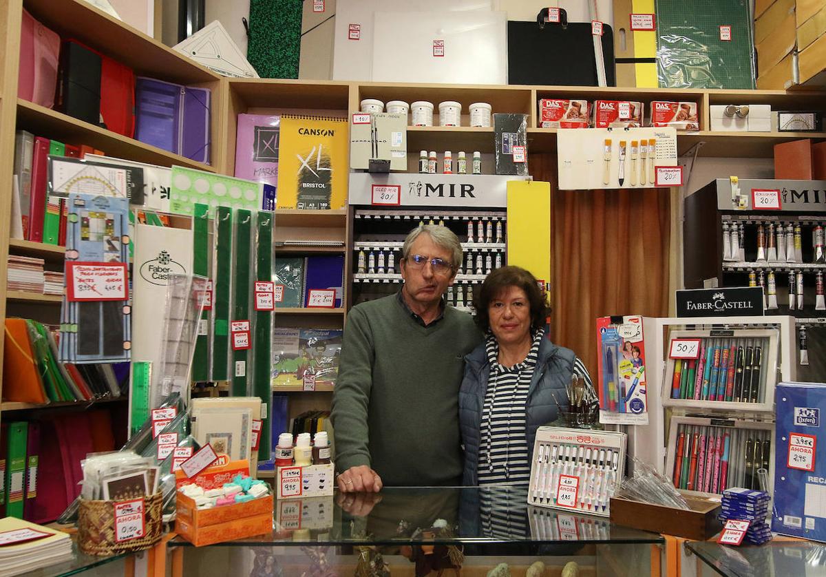 Alberto Folgado y Adela Herranz, detrás del mostrador de su comercio.