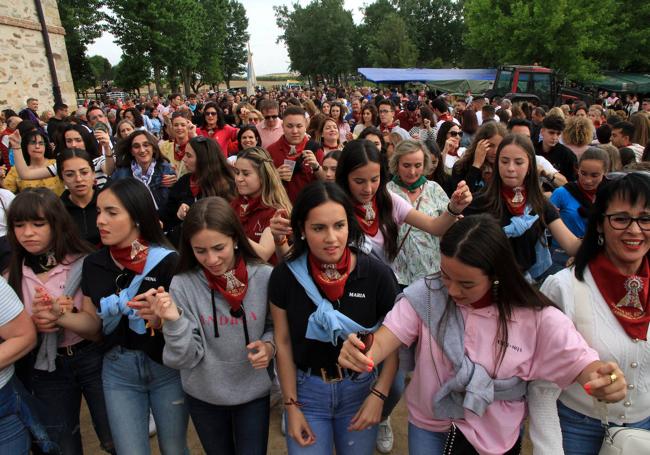 Multitud de personas se han unido a la romería con sus danzas.